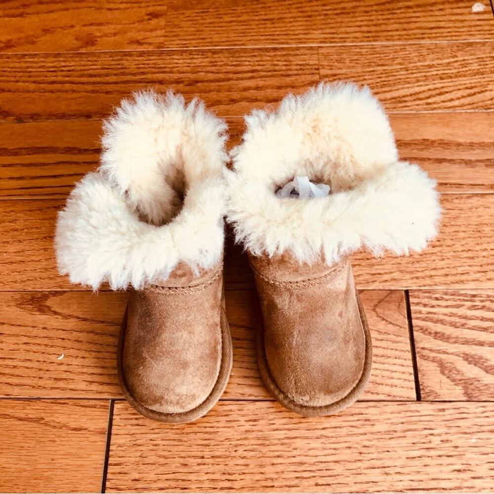 UGG Unisex-Child T Bailey Button II Tan Sheepskin Boots Wool Trim Girl’s Size 6 - Picture 5 of 12